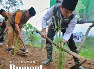Mitigasi Bencana, Bupati Trenggalek Tanam 25 Ribu Rumput Vetiver