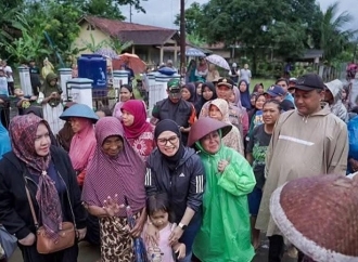 Citra Pitriyami Tak Kuasa Menahan Tangis Saat Serahkan Bansos di Aula Desa Cibuluh