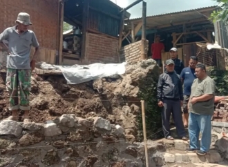 Yudha Turun Langsung Tinjau Rumah Warga Ambruk di Kandangmukti, Desak Pemkab Garut Pakai BTT