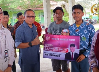 Agus Ambo Djiwa Salurkan Bantuan Aspirasi Beasiswa PIP di Kabupaten Pasangkayu