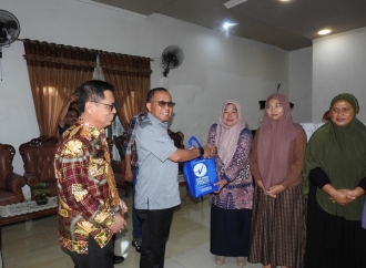 Agus Ambo Djiwa Serahkan Bantuan Olahan Ikan di Pembukaan Bulan BPPMKP 2025