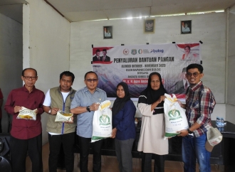 Agus Ambo Djiwa Pantau dan Salurkan Bantuan Pangan di Desa Ako, Jaga Stabilitas Pangan