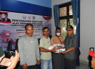 Agus Ambo Djiwa Salurkan Bantuan Alat Tangkap Ikan, Komitmen Perjuangkan Kebutuhan Nelayan Pasangkayu