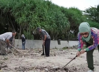 Bupati Citra Pitriyami Bersama Pelaku Usaha Wisata Singkirkan Sampah Pantai Karapyak