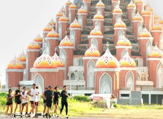 Gerimis Tak Halangi Sekjen PDI Perjuangan untuk Bakar Kalori di Makassar