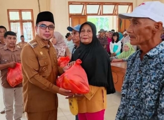 Bupati Lasena Tekankan Komitmen Pro-Rakyat saat Serahkan Bansos di Bolangitang Timur
