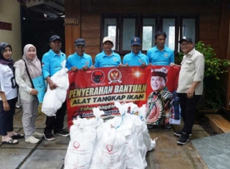 Sonny Danaparamita Salurkan Bantuan Jaring, Alat Tangkap Baru Kepada Nelayan Banyuwangi