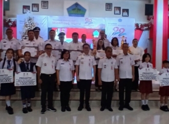 Bupati Joune Ganda Salurkan Beasiswa Rp500 Juta Untuk Peningkatan Kualitas Manusia 