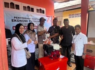 Agus Ambo Djiwa Salurkan Bantuan Alat Tangkap dan Mesin Kapal Bagi Nelayan Majene