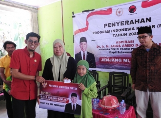 Agus Ambo Djiwa Salurkan Beasiswa PIP Tahun 2025 di Kecamatan Tikke Raya