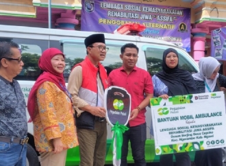 Budi Sulistyono Serahkan Bantuan Ambulans Untuk Yayasan Assifa di Desa Cepoko, Ngawi