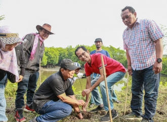 Kader PDI Perjuangan Adi Sutarwijono Tanam Mangrove, Wujudkan Kelestarian Alam