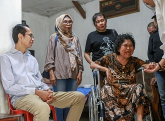 Blusukan ke Lakarsantri, Adi Sutarwijono Kunjungi Pemohon Rutilahu dan Bantu Kursi Roda Warga Sakit