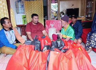 Yudha Puja Turnawan Tinjau Tiga Rumah Warga yang Hangus Terbakar di Kampung Kostarea