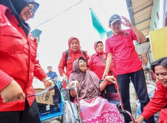 Kader Banteng Pabean Cantikan Bergerak Kompak, Bantu Kursi Roda Warga Disabiltas