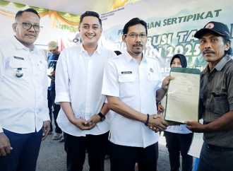 Wabup Lumajang Tegaskan Reforma Agraria Hadirkan Keadilan Lewat Penyerahan 317 Sertifikat Redistribusi