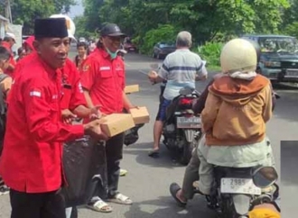 Jumat Berkah di Kenjeran: Saat Kader dan Warga Saling Menyambung Tangan dalam Solidaritas