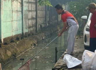 PAC PDI Perjuangan Sukolilo Gelar Kerja Bakti Bersama Warga