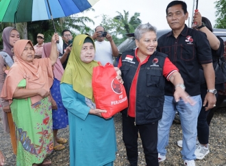 Sesuai Arahan Ibu Mega, Ribka Tjiptaning Berikan Bantuan Korban Banjir di Langkat
