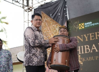 Ini Pesan Penting Danang Saat Serahkan Hibah Alat Musik Kepada 19 Kelompok Budaya