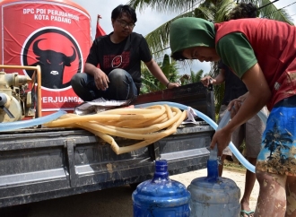 Tim Penanggulangan Bencana PDI Perjuangan Sumbar Atasi Krisis Air Bersih, Berbagi Sembako Hingga Turunkan Tim Medis