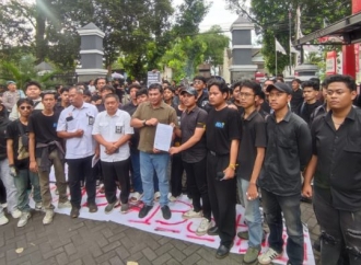 Abdul Qodir Sendirian Temui Peserta Aksi Demontrasi di Kantor DPRD Kabupaten Malang