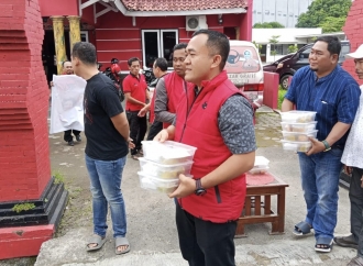 Banteng Kabupaten Cirebon Bagikan Ratusan Makanan Untuk Masyarakat