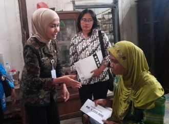Bupati Tika Salurkan Bansos Langsung Untuk Para Lansia, Disabilitas, dan ODGJ