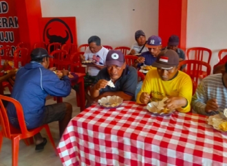 DPC PDI Perjuangan Kota Blitar Bangun Kedekatan dengan Warga Lewat Dapur Umum Perdana