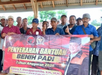 Sonny Danaparamita Gelontorkan 49,7 Ton Benih Padi Ke 299 Kelompok Tani di Banyuwangi
