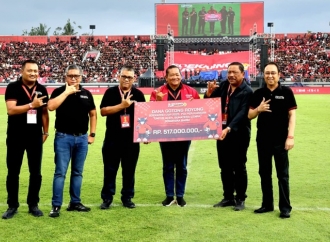 Suporter dan Panitia Turnamen Bola Soekarno Cup Serahkan Donasi untuk Korban Bencana Banjir di Sumatera