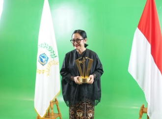 Chicha Koeswoyo Raih BK Award DPRD DKI Jakarta