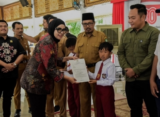 Dewi Juliani Salurkan Beasiswa PIP Sebanyak 768 Pelajar SD Hingga SMA di Kecamatan Bantan