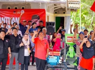 Kaisar Kiasa Kasih Said Putra Serahkan Bantuan Alat Pertanian Kepada Masyarakat di Cilacap