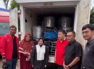 Dipimpin Risma dan Alex Indra, PDI Perjuangan Turun Langsung Bantu Korban Banjir di Pesisir Selatan