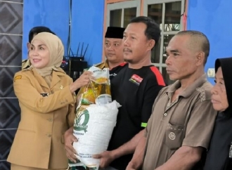 Bupati Dyah Kartika Salurkan Bantuan Beras dan Minyak Goreng ke Warga Tambakrejo