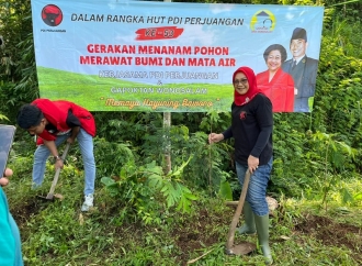 Sadarestuwati Pimpin Gerakan Tanam Pohon Merawat Bumi dan Mata Air di Desa Wonosalam