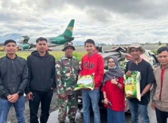 Jamaluddin Idham Salurkan Bantuan Beras di Kabupaten Bener Meriah Melalui Udara