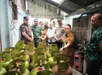 Jelang Nataru, Vanda Sarundajang Sidak SPBU Ranowangko, Pangkalan LPG 3 Kg, dan Pasar Tondano 
