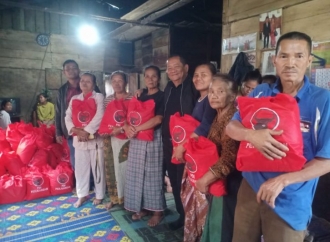 Rapidin Simbolon Salurkan Bantuan Kepada Korban Bencana Longsor di Desa Hutajulu