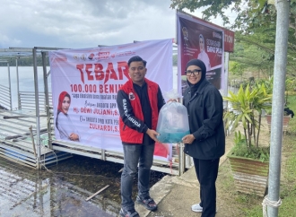 Penguatan Ketahanan Pangan, Dewi Juliani Tebar 100 Ribu Bibit Ikan di Danau Buatan Rumbai