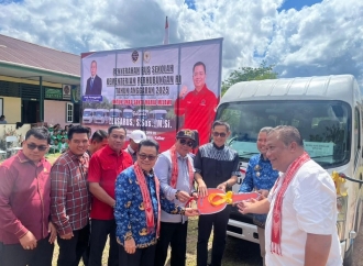Lasarus Serahkan Bantuan Bus Sekolah Bagi SD-SMP di Sintang dan SMA di Melawi