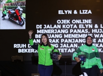 Fashion Show Perempuan Berlatar Profesi Akar Rumput PDI Perjuangan