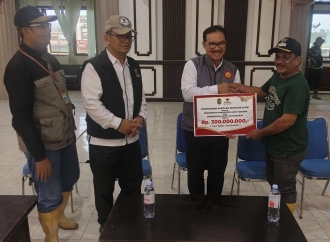 Hasto Wardoyo Serahkan Bantuan ke Korban Banjir di Kabupaten Aceh Tamiang