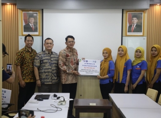 Danang Salurkan Bantuan Langsung Tunai DBHCHT Karyawan Pabrik Rpkok