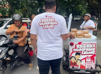 Program “Rezeki Numpang Lewat”, Legislator PDI Perjuangan Eri Irawan Berbagi Makanan Sehat ke Warga