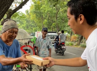 Program “Rezeki Numpang Lewat”, Legislator PDIP Eri Irawan Berbagi Makanan Sehat ke Warga