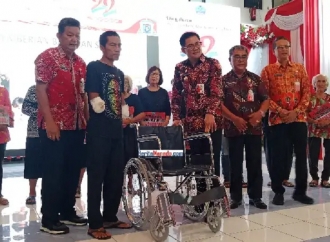 Joune Ganda Serahkan Bantuan Dana Duka, Kursi Roda, Sembako Bagi Lansia & Anak Terlantar