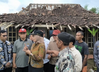 Bupati Tika Turun Langsung Tinjau Dampak Puting Beliung di Pagerdawung, Pastikan Kondisi Warga