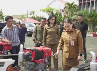 Vanda Sarundajang Serahkan Bantuan Alsintan ke Sejumlah Poktan di Minahasa